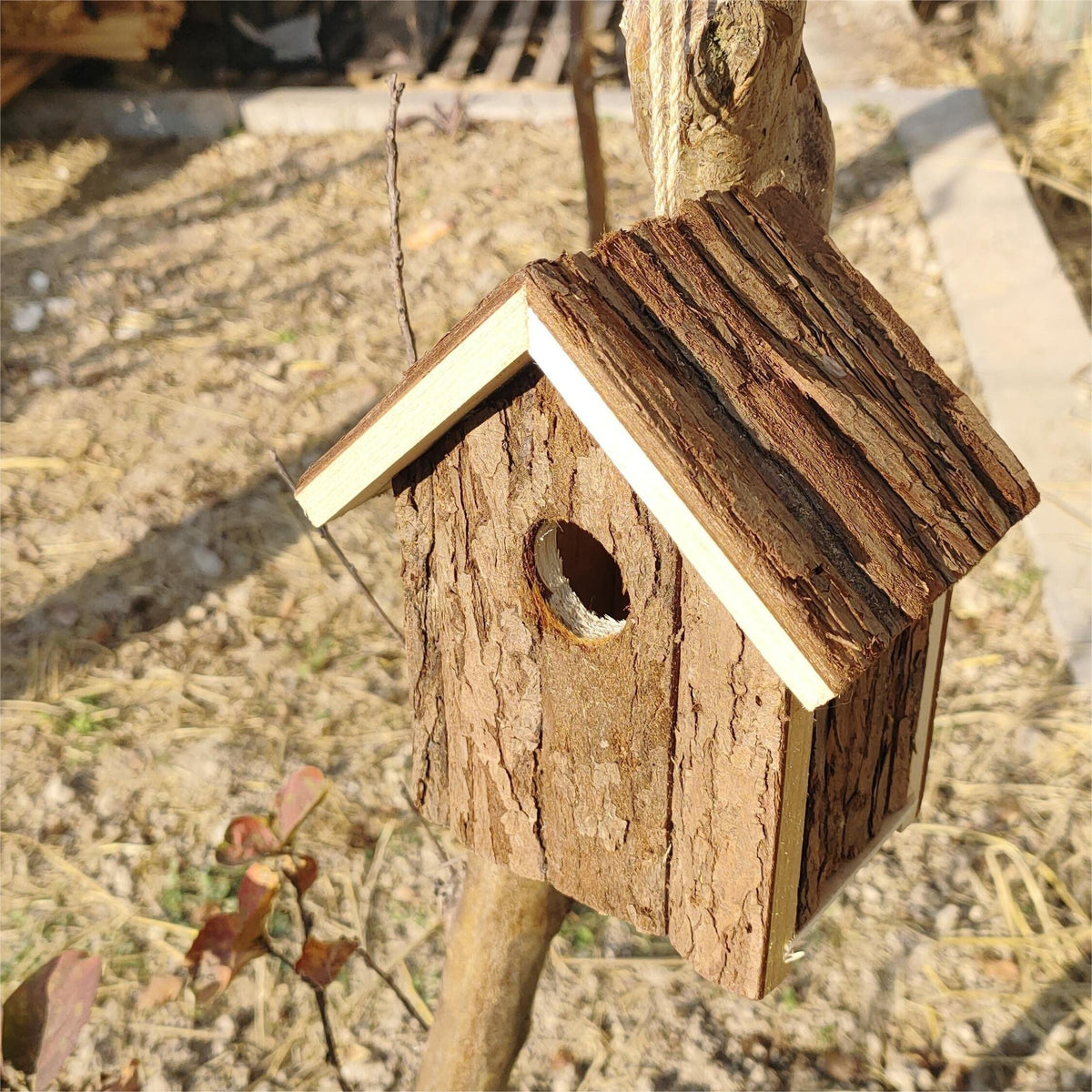 Outdoor Wooden Log Birdhouse with Hanging Rope Ventilated Natural Wood Bird Nest House for Garden Backyard Patio Yard Decor Wild Birds Nesting Box