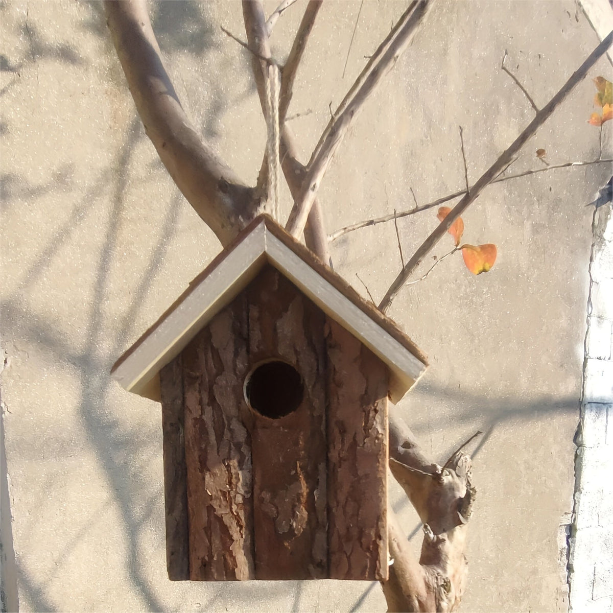 Outdoor Wooden Log Birdhouse with Hanging Rope Ventilated Natural Wood Bird Nest House for Garden Backyard Patio Yard Decor Wild Birds Nesting Box