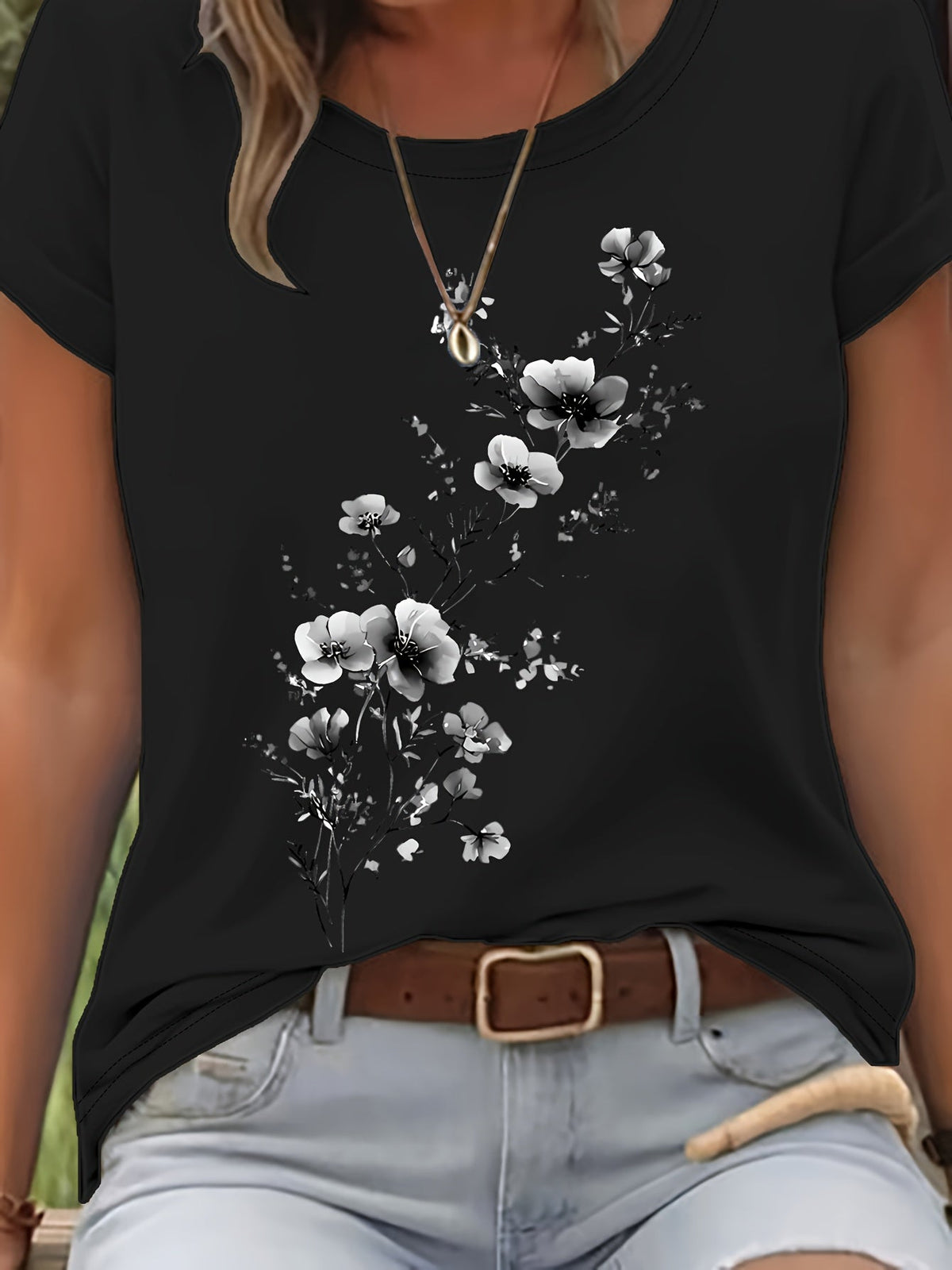 Women's Watercolor Floral Print T-Shirt – Elegant Round Neck Short Sleeve Casual Top for Spring & Summer