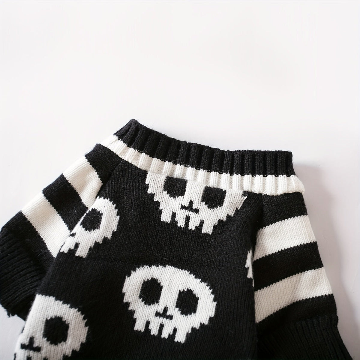 Halloween Dog Sweater Black Skull Pattern - Thermal Knit Pullover for Small to Medium Dogs, Machine Washable Winter & Autumn Coat for Chihuahuas, Yorkies & Pomeranians, Festive Halloween Pet Costume (S/M/L)